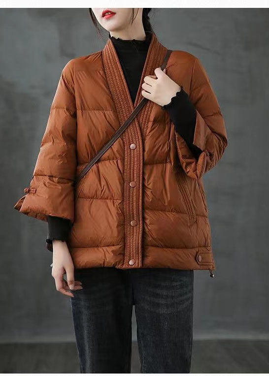 Caramel Chic: V-Hals Eendendons Jack - Perfecte Pasvorm voor Comfort & Stijl