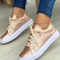 Chique sneakers met gouden detail