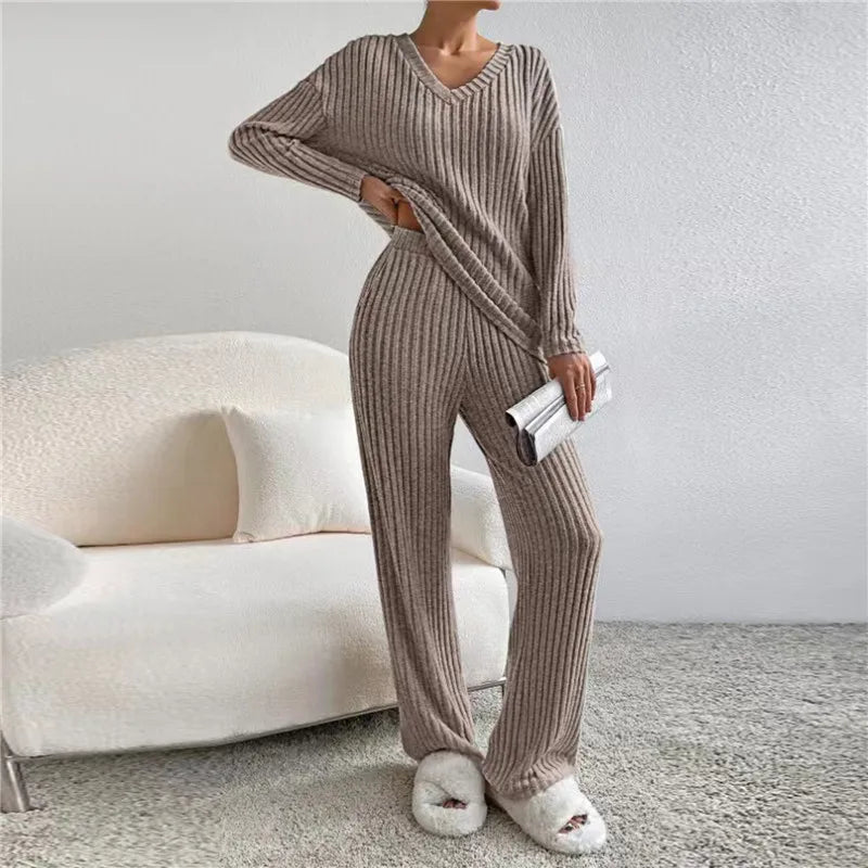 Chique Comfort: Geribbelde Gebreide V-Hals Ensemble - Elegante Lange Mouwen Top & Gezellige Broek