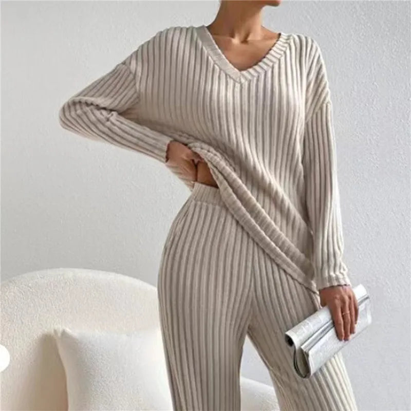 Chique Comfort: Geribbelde Gebreide V-Hals Ensemble - Elegante Lange Mouwen Top & Gezellige Broek