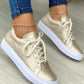 Chique sneakers met gouden detail
