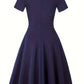 Eva's Blauwe Jurk met Contrasterend Kant en Geaccentueerde Taille